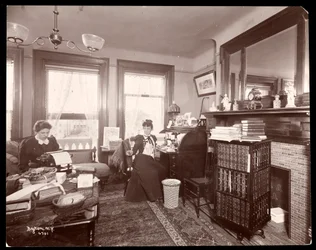 Mrs. Florence Clinton Sutro und eine Schreibkraft in ihrem Haus in der 320 West 102nd Street, New York, 1899 (Silbergelatineabzug)